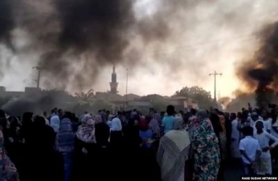 Orang-orang berkumpul di jalan saat asap mengepul di Khartoum, Sudan, di tengah laporan adanya kudeta di negara itu, 25 Oktober 2021. (Foto: RASD SUDAN NETWORK via REUTERS)