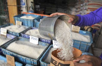 Seorang pedagang beras eceran di Jakarta, tengah memasukkan beras ke dalam kantong kertas di tokonya, 4 Februari 2011. (AFP PHOTO / ROMEO).