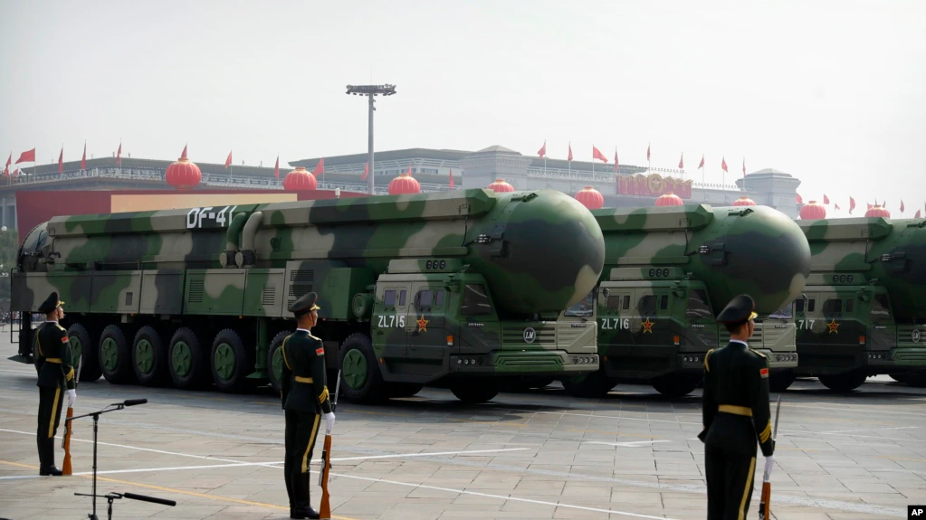 Kendaraan militer China yang membawa rudal balistik DF-41 saat parade peringatan 70 tahun berdirinya China Komunis di Beijing, Selasa, 1 Oktober 2019. (Foto: AP)