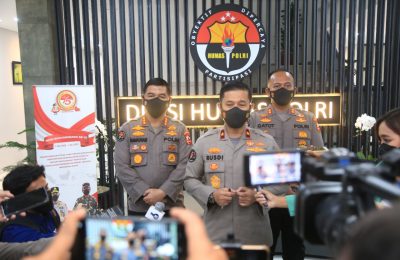 Karopenmas Divisi Humas Polri Brigadir Jenderal Rusdi Hartono (Tengah). (Ist)