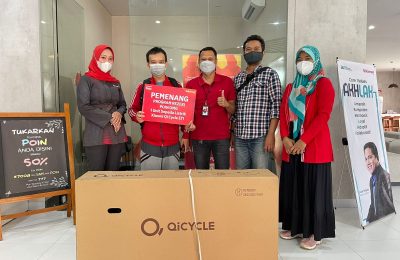 Pelanggan Telkomsel di Tarakan berhasil meraih hadiah utama sepeda listrik Xiaomi Qi Cycle EF1 pada program Rejeki POIN OMG! Telkomsel. (ist)