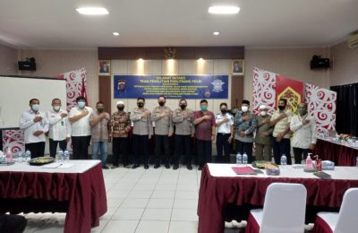 Tim Puslitbang Polri bersama peserta kegiatan Optimalisasi Tingkat Penggunaan Jalan Berkeselamatan untuk Mewujudkan Keamanan, Keselamatan, Ketertiban dan Kelancaran Lalu Lintas di Kabupaten Penajam Paser Utara. (ES Yulianto)