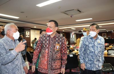 Ketua KPK Firli Bahuri (tengah) Bersama Gubernur Isran Noor (kiri) dan Ketua DPRD Kaltim Makmur HAPK (Kanan) setelah selesai melakukan rapat koordinasi. (MF Annur)