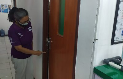enanggung Jawab Klinik Fajar Farma, Dr. Sisca menunjukan kunci pintu yang dicurigai telah dirusak pelaku untuk memuluskan aksinya. (Ist)