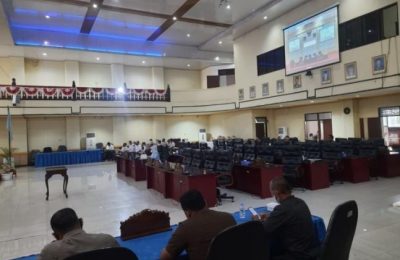 Penampakan kursi kosong pada Rapat Paripurna DPRD Kabupaten Banjar. (JS)