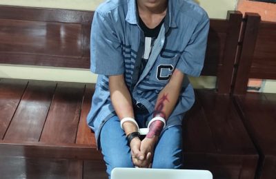 Tersangka pelaku pencurian di Jalan Woltermonginsidi bersama barang bukti sesaat usai diamankan Unit Jatanras Polsekta Balikpapan Barat, Rabu (27/10) Dinihari. (RMS)