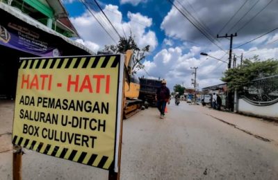 Pengerjaan drainase di sepanjang jalan Menteri Empat. (JS)