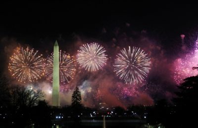 Pertunjukan kembang api di atas Monumen Washington selama acara "Celebrating America" setelah pelantikan Joe Biden sebagai Presiden Amerika Serikat ke-46, di Washington, AS, 20 Januari 2021. (Foto: REUTERS/Tom Brenner)