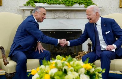 Presiden AS Joe Biden (kanan) ketika menerima PM Irak Mustafa al-Kadhimi di Gedung Putih, 26 Juli 2021 lalu (foto: dok).