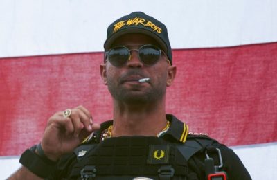 Pemimpin kelompok ekstremis sayap kanan Proud Boys Henry "Enrique" Tarrio mengenakan topi yang bertuliskan The War Boys dalam sebuah aksi di Portland, Oregon, pada 26 September 2020. (Foto: AP/Allison Dinner)