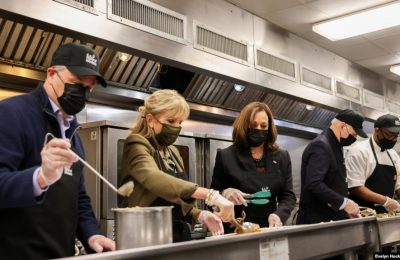 Presiden AS Joe Biden (kedua dari kanan) beserta Wakil Presiden Kamala Harris (ketiga dari kiri) didampingi oleh pasangannya masing-masing tampak sibuk membantu di dapur DC Central Kitchen di Washington D. C., pada 23 November 2021. (Foto: Reuters)
