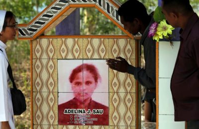 Makam Adelina Sau, di Desa Abi, Warga desa Abi, Oenino, provinsi NTT. Adelina meninggal di Malaysia dalam usia 20 tahun. (Foto: AP/Tatan Syuflana)