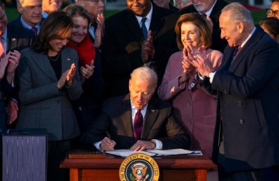 Presiden AS Joe Biden menandatangani perjanjian infrastruktur bernilai 1 triliun dolar di Gedung Putih hari Senin (15/11).
