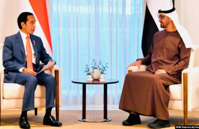 Presiden Joko Widodo dalam pertemuan bilateral dengan Putra Mahkota Abu Dhabi Mohammed Bin Zayed Al Nahyan, di Istana Al-Shatie, Abu Dhabi, Rabu, 3 November 2021. (Foto: Courtesy/BPMI Setpres/Laily Rachev)