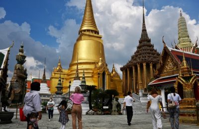 Wisatawan lokal terlihat di Grand Palace, Bangkok, pada 1 November 2021,. Thailand menyambut kelompok turis pertama yang telah divaksinasi COVID penuh tanpa karantina. (Foto: AFP)