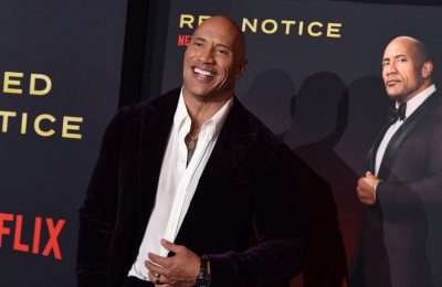 Dwayne Johnson dalam peluncuran perdana film "Red Notice" di Los Angeles, 3 November 2021. (Jordan Strauss/Invision/AP)