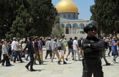 Seorang polisi Israel melakukan penjagaan keamanan di kompleks Masjid al-Aqsa di Yerusalem (foto: ilustrasi).