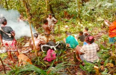 Warga Kampung Imsun, Papua, mengungsi di hutan karena ketakutan. (Foto: Courtesy/KMSPPM)