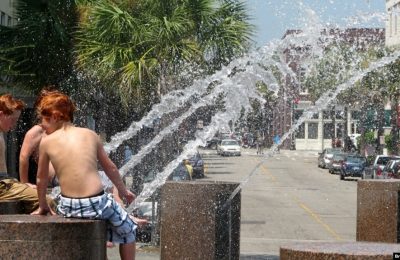Anak-anak yang kepanasan beristirahat sejenak di air mancur di Waterfront Park di Charleston, pantai Carolina Selatan. (Foto: AP/Bruce Smith)