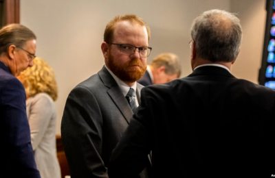 Terdakwa dalam kasus pembunuhan Ahmaud Arbery, Travis McMichael (ketiga dari kiri) melihat ke arah keluarganya setelah juri memutuskan bahwa ia bersalah dalam persidangan di Pengadilan Glynn County, Georgia, pada 24 November 2021. (Foto: AP/Stephen B. Morton)