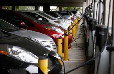 Barisan mobil listrik yang terparkir di garasi Universitas California, Irvine, menerima pengisian daya pada 26 Januari 2015. (Foto: Edison Labs/Reuters/Lucy Nicholson)