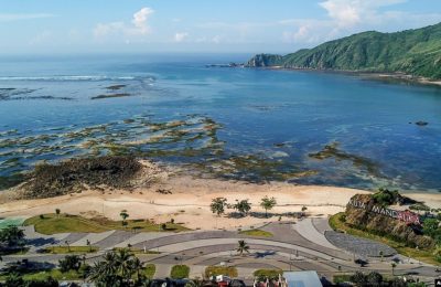 Proyek pembangunan pesisir Mandalika, yang merupakan usulan lokasi perlombaan motor MotoGP baru di sirkuit jalan raya yang dibuat khusus di Mandalika, Lombok selatan, 23 Februari 2019. (Foto: AFP/Arsyad Ali)