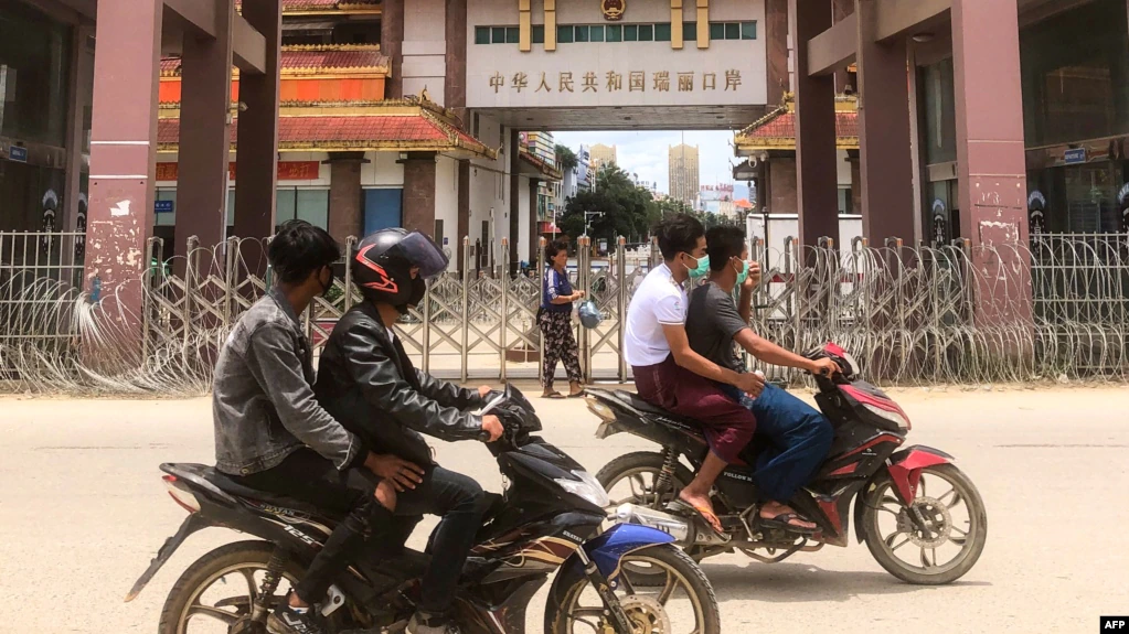 Warga Myanmar naik sepeda motor di dekat perbatasan dengan China di kota Muse, negara bagian Shan, Myanmar (foto: dok).