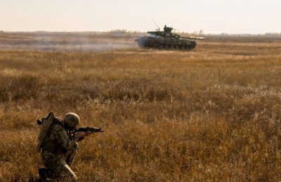 Seorang tentara Angkatan Bersenjata Ukraina ikut latihan militer di wilayah Kherson, dekat perbatasan dengan Krimea yang dicaplok Rusia, 17 November 2021. (Foto: Angkatan Bersenjata Ukraina via Reuters)