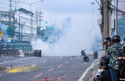 Para wartawan di Thailand meliput aksi protes anti pemerintah dari pinggir jalanan Kota Bangkok, Thailand, pada 7 Agustus 2021. (Foto: VOA/Tommy Walker)