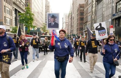 Partisipan Parade Hari Veteran berjalan di Fifth Avenue di New York dalama peringatan Hari Veteran pada 11 November 2021. (Foto: AP/Mary Altaffer)