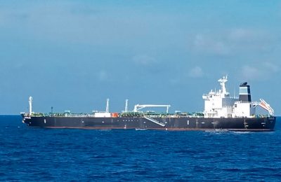 Kapal tanker MT Strovolos berbendera Bahama di perairan Kepulauan Riau, Indonesia, 25 Agustus 2021. (TNI AL via AP)