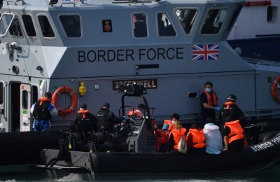 asukan Perbatasan Inggris memindahkan migran yang dicegat saat bepergian dengan RIB dari Prancis ke Dover dari Kapal Patroli ke Pasukan Perbatasan HMC Speedwell di Dover, Inggris tenggara pada 13 Agustus 2021. (Foto: AFP)