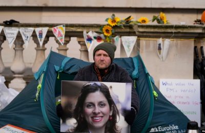 Richard Ratcliffe, suami dari pekerja bantuan yang ditahan di Iran, Nazanin Zaghari-Ratcliffe, saat mogok makan setelah istrinya kalah di pengadilan banding di Iran dan harus menjalani hukuman satu tahun lagi. (Foto: AP/ Frank Augstein)