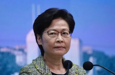 Kepala Eksekutif Hong Kong Carrie Lam mendengarkan pertanyaan wartawan saat konferensi pers di Hong Kong, 17 Agustus 2021. (Foto: AP)