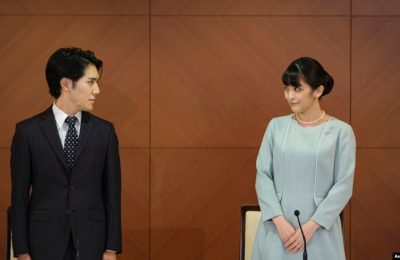 Mantan Puteri Jepang, Puteri Mako (kanan), puteri tertua dari Pangeran Akishino, bersama sang suami Kei Komuro melempar pandang satu sama lain dalam sebuah konferensi pers di Tokyo, pada 26 Oktober 2021. (Foto: Pool Photo via AP/Nicolas Datiche)