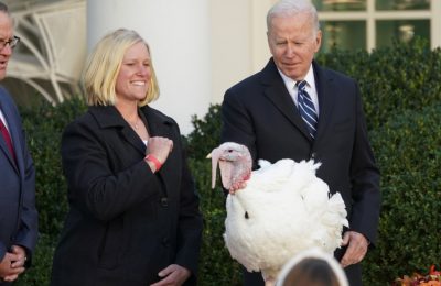 Presiden AS Joe Biden mengampuni kalkun "Peanut Butter" di Gedung Putih hari Jumat (19/11) menjelang hari libur Thanksgiving atau Hari Bersyukur bagi warga AS.