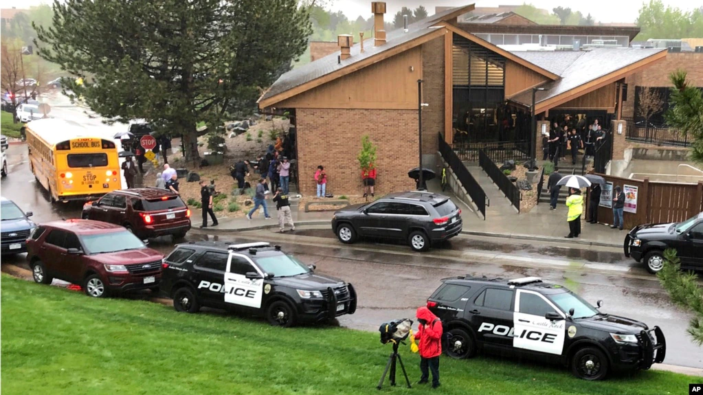 Polisi berkumpul di luar pusat rekreasi di Denver setelah terjadi insiden penembakan di STEM School Highlands Ranch, pada 8 Mei 2019. (Foto: AP/David Zalubowski)