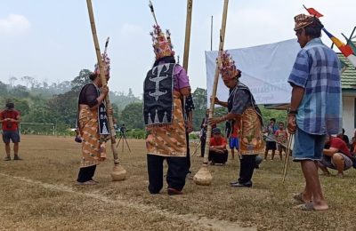 Masyarakat Adat Laman Kinipan dalam sebuah Festival Laman Dayak Tomun Kinipan 2019. Foto : Aliansi Masyarakat Adat Nusantara (AMAN)