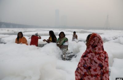 Para perempuan mandi di air sungai Yamuna yang tercemar di New Delhi, pada pagi yang berkabut, 8 November 2021. (REUTERS/Anushree Fadnavis)