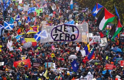 Aktivis iklim menghadiri demonstrasi yang diselenggarakan oleh Koalisi COP26 di Glasgow, Skotlandia, 6 November 2021. (Foto: AP)