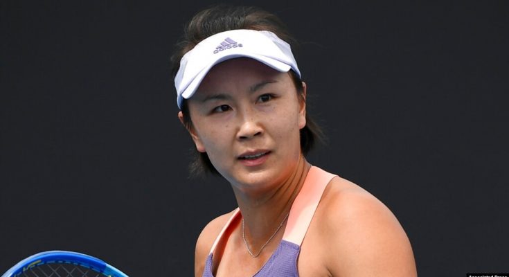 Petenis China Peng Shuai bereaksi selama pertandingan putaran pertama melawan petenis Jepang Nao Hibino di kejuaraan tenis Australia Terbuka di Melbourne, Australia pada 21 Januari 2020. (Foto: AP)