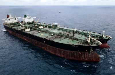 Foto Bakamla menunjukkan kapal tanker Iran dan kapal Panama yang disita karena diduga mentransfer minyak secara ilegal di perairan Indonesia, 24 Januari 2021. (Foto: AFP)