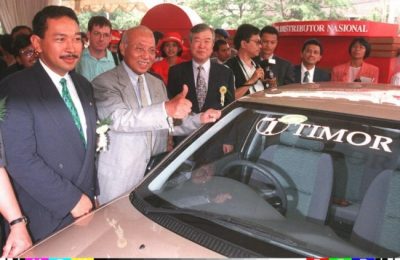 Putra bungsu Presiden Suharto dan Presiden PT Timor Hutomo Mandala Putra, Menteri Perdagangan dan Industri Indonesia Tunky Ariwibowo dan Wakil Ketua Kia Motors Korea Selatan Kim S-A. berpose di depan Timor produksi Korea Selatan. (Foto: AFP/John Macdougal)