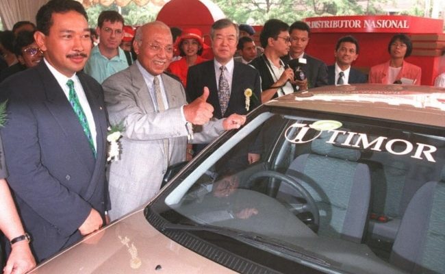 Putra bungsu Presiden Suharto dan Presiden PT Timor Hutomo Mandala Putra, Menteri Perdagangan dan Industri Indonesia Tunky Ariwibowo dan Wakil Ketua Kia Motors Korea Selatan Kim S-A. berpose di depan Timor produksi Korea Selatan. (Foto: AFP/John Macdougal)
