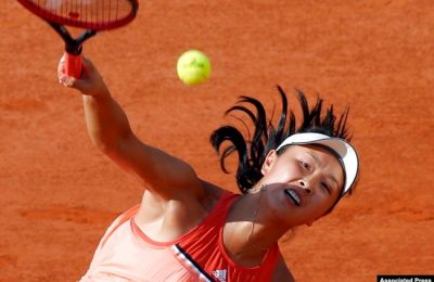 Peng Shuai dari China saat pertandingan babak kedua Prancis Terbuka di stadion Roland Garros, Paris, 31 Mei 2018. (Foto: AP)