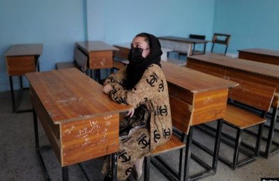 Sahar (17), siswa kelas 11 sekolah menengah Afghanistan, duduk di bekas kelasnya yang kosong, di Kabul, Afghanistan, 20 Oktober 2021. (REUTERS)