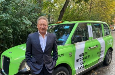Miliarder asal Australia Andrew Forrest berpose di depan sebuah taksi dalam sebuah kampanye mempromosikan penggunaan energi hidrogen bersih sebagai energi alternatif di London, Inggris, pada 25 Oktober 2021. (Foto: Reuters/Ben Makori)