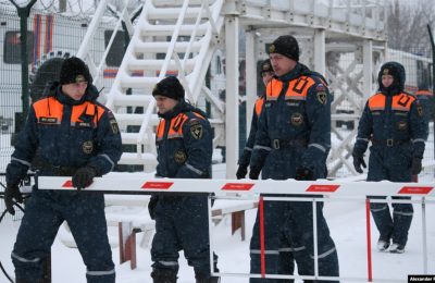 Spesialis Kementerian Darurat Rusia ikut serta dalam operasi penyelamatan menyusul kebakaran di tambang batu bara Listvyazhnaya di wilayah Kemerovo, Rusia, 25 November 2021. (Foto: REUTERS/Alexander Patrin)