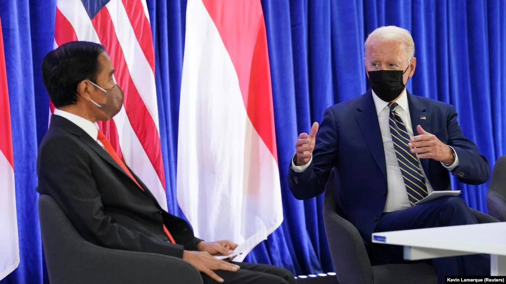 Presiden AS Joe Biden berbincang dengan Presiden Joko Widodo saat pertemuan bilateral pada Konferensi Perubahan Iklim PBB (COP26) di Glasgow, Skotlandia, Inggris, 1 November 2021. (Foto: REUTERS/Kevin Lamarque)