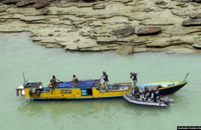 Perwira AL Australia bersenjata menaiki kapal penangkap ikan ilegal di lepas pantai Australia. Kini Australia dan Indonesia siap melakukan patroli bersama untuk memberantas penangkapan ikan ilegal. (Foto: REUTERS/Australian Customs Service)